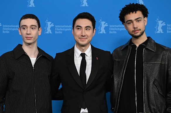 De gauche à droite, Théodore Pellerin, le réalisateur Alex Russell et Archie Madekwe.