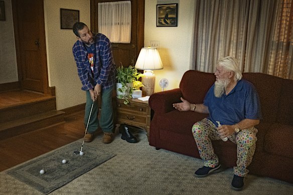 L'ancien golfeur professionnel John Daly (à droite) est l'un des nombreux camées de célébrités dans Happy Gilmore 2.