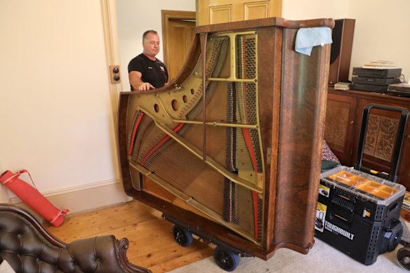Le piano à queue de Rönisch de la fin du XIXe siècle de SUSTEAtte en déménagement dans une nouvelle maison.
