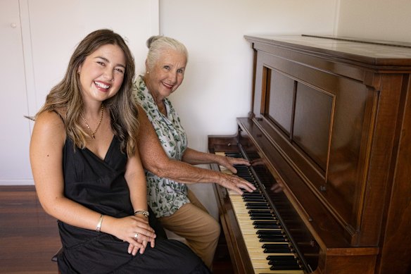 La chanteuse indie-pop Jem Cassar-Daley avec sa grand-mère Dell.