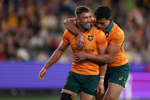 Jake Gordon des Wallabies célèbre un essai avec Joseph-Aukuso Suaalii