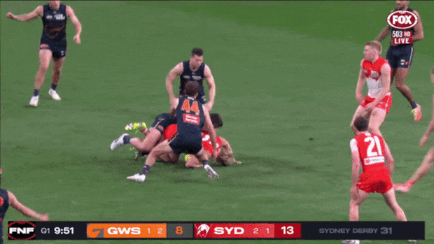 L'incident précoce impliquant Isaac Heeney et Toby Greene.