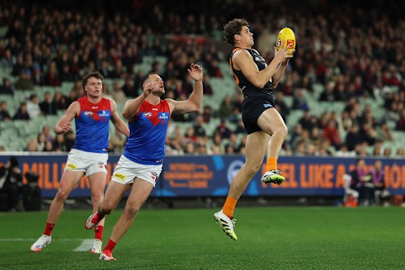 Charlie Curnow marque devant Steven May samedi soir.