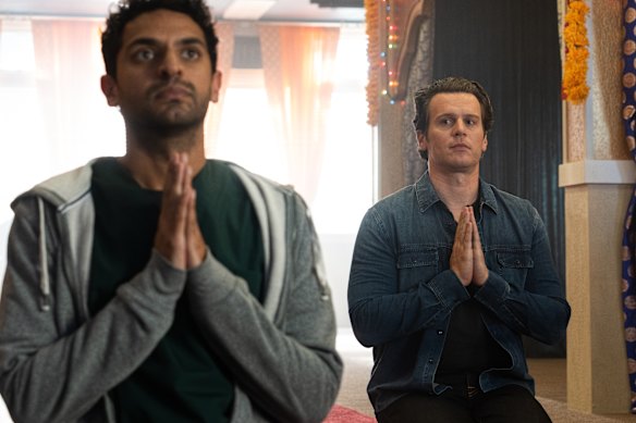 Naveen (Karan Soni) et Jay (Jonathan Groff) se rencontrent pour la première fois dans un temple hindou.