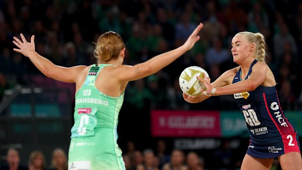 Jo Weston en action pour les Vixens dans la grande finale de Super Netball.