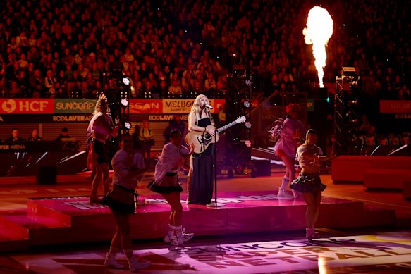 Bella Mackenzie se produit dans le spectacle à mi-temps.