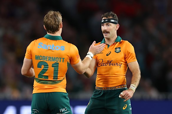 Nic White des Wallabies embrasse son coéquipier Tate McDermott.