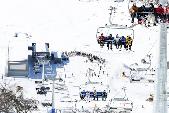 Les skieurs et les snowboarders sur le nouveau chair de chaise à Mount Perisher en juin.