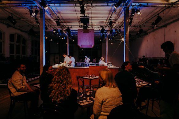 Le cadre du restaurant grec évoque ici le monde animé et en coulisses de Hospo.