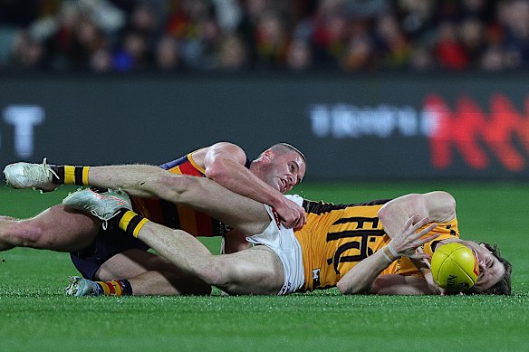 La journée de Will Hawthorn est abordée par Sam Berry lors de leur match à Adelaide Oval.