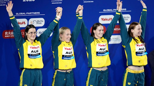 Les médaillés d'argent Team Australia posent sur le podium après la finale féminine du relais 4x100 mètres