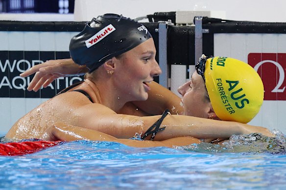 Summer McIntosh et Jenna Forrester l'étreignent après leur finale individuelle de 400m. 