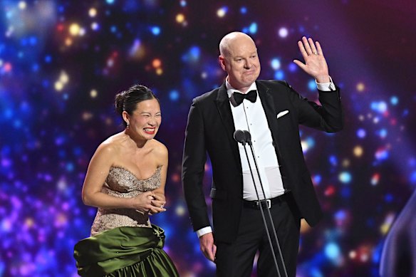 Tom Gleeson a fait de son mieux pour influencer les votes d'or Logie pour Poh Ling de Yeow, avec un «vote pour Poh» s'il vous plaît de la scène. 