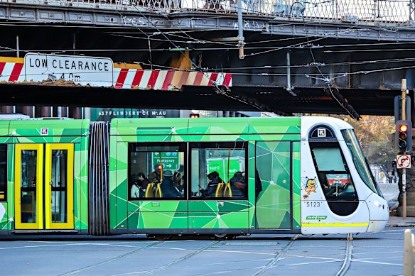 Le plafond quotidien pour les manèges complets sur le réseau de transports publics de Melbourne est de 11 $ par jour.