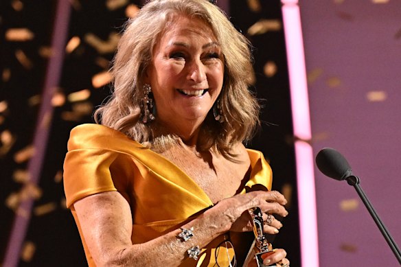 Lynne McGranger remporte l'or Logie.