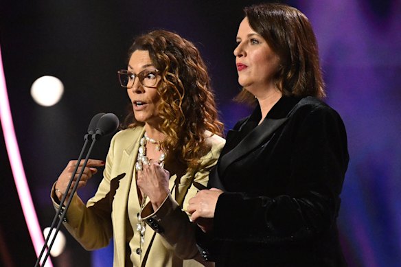 Kitty Flanagan et Anne Edmonds présentent le prix Logie du meilleur programme de divertissement.