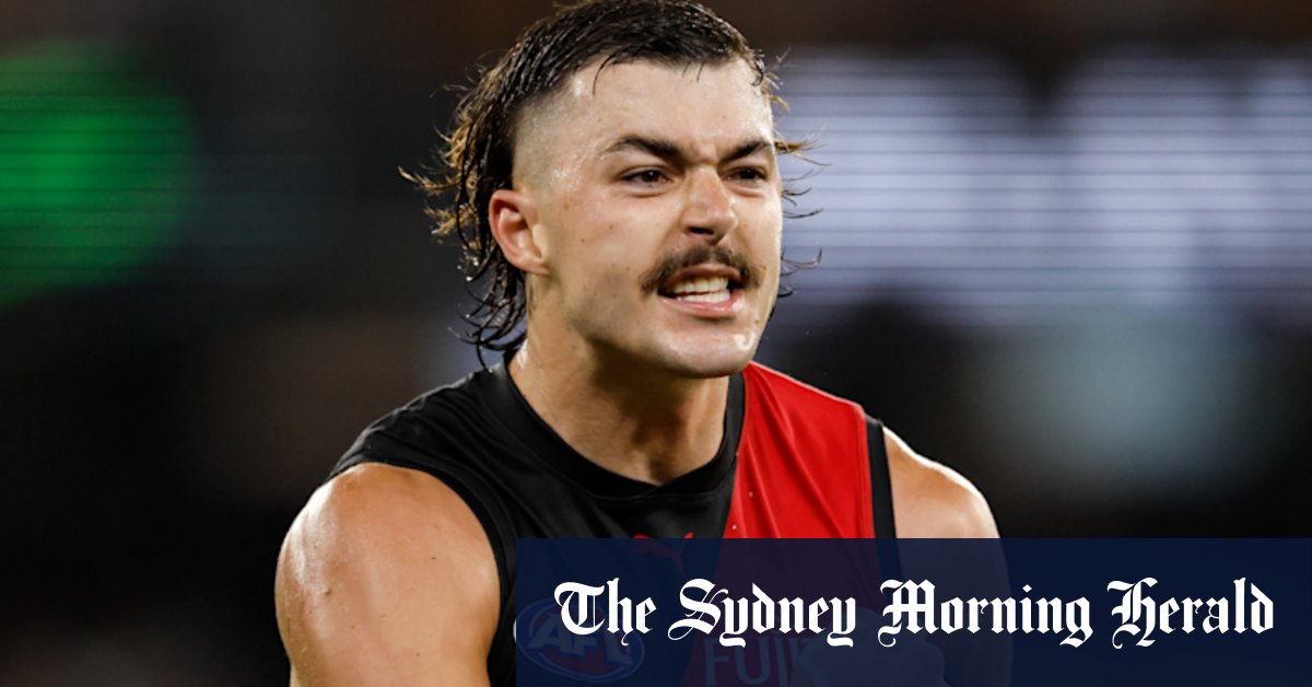 Bombers Essendon Ruckman Sam Draper prend le terrain d'appel téléphonique d'Adelaide Crows
