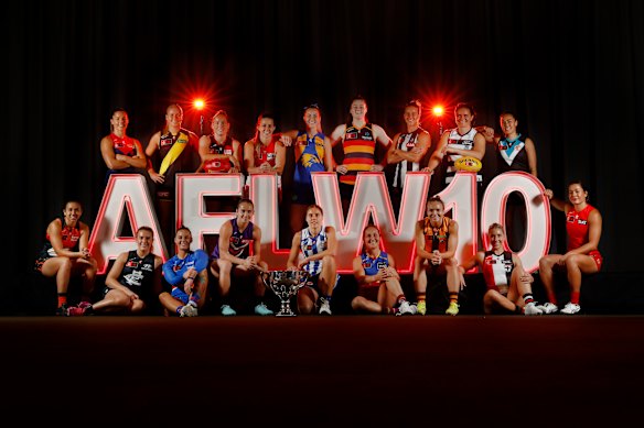 Les capitaines de l'AFLW posent pour une photo mardi.