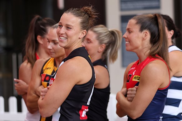 Ruby Schleicher, au centre à gauche, des Magpies le jour du capitaine aflw.