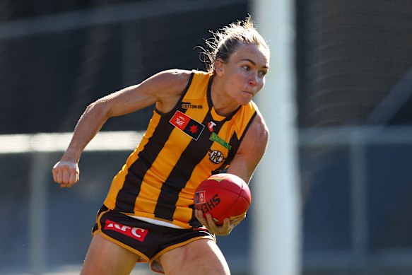 Emily Bates des Hawks obtient le handball dans un match d'entraînement.