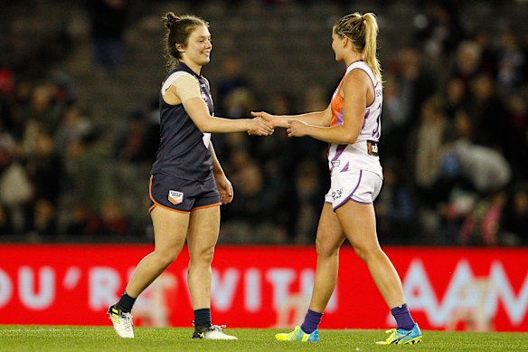 Ellie Blackburn de Victoria et Katie Brennan des Alliés servent la main après l'État d'origine de l'AFLW en 2017.