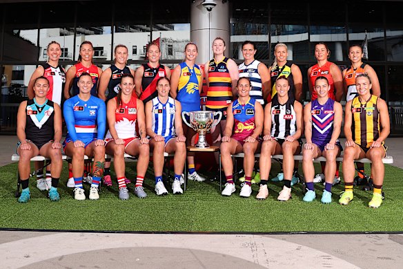 Les capitaines de l'AFLW posent avec le trophée de Premiership mardi avant la saison 2025.