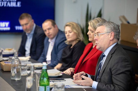 Le ministre de l'Environnement Murray Watt à la table ronde de recyclage 2025.