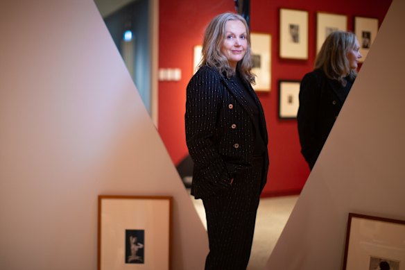 Lesley Harding parmi les images de Man Ray et DuPain.