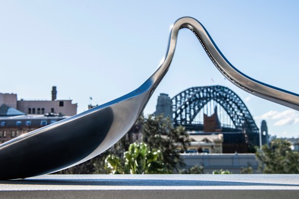 La cuillère imite le pont dans le travail sculptural pliant d'esprit de Swallow.