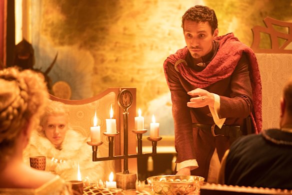 Robert Sheehan semble échantillonner des morceaux de tous ses méchants d'écran préférés.