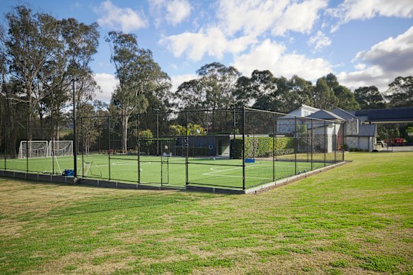 Le domicile de Sergio Gonzalez à Denham Court, avec un lancer de futsal. 