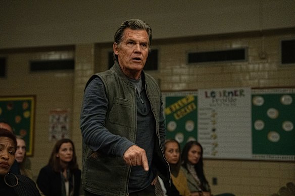 Josh Brolin comme Archer, le père de l'un des enfants disparus.  