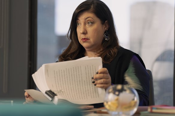 L'éditeur de Carrie (Ashlie Atkinson) est tout aussi inquiet que nous.