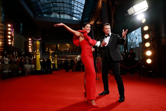 Amelia Brace et Denham Hitchcock sur le tapis rouge aux Logie Awards dimanche soir.