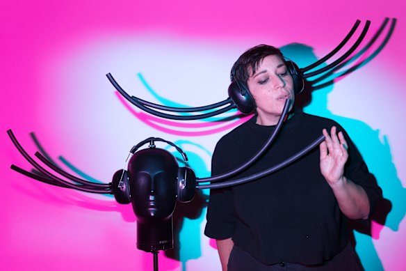 La pièce tactile d'Aviva Endean pour les oreilles humaines est un paysage sonore binaural façonné par les courants de vent, les tons de tuyaux et les vibrations sous-marines.