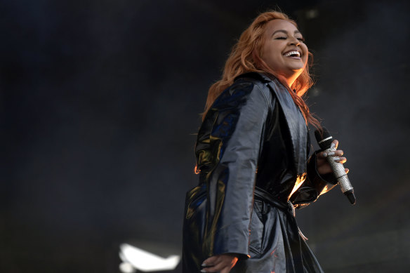 Mauboy sur scène à Melbourne en 2023.