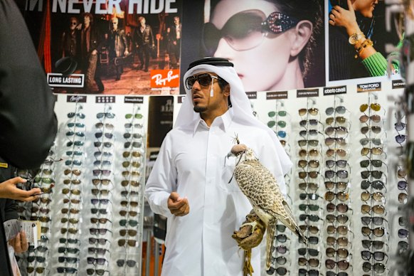 Un homme avec un Falcon Shops à l'aéroport international de Hamad à Doha, au Qatar.