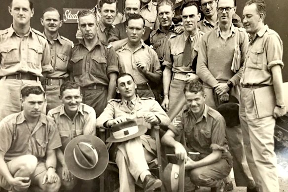 Goodman (troisième de la gauche, au premier rang) avec d'autres musiciens qui se sont enrôlés dans les forces de défense australiennes de la Seconde Guerre mondiale.