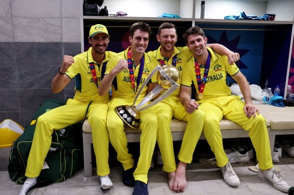 Mitchell Starc, Pat Cummins, Josh Hazlewood et Mitch Marsh avec le trophée de la Coupe du monde ODI après la victoire de l'Australie en 2023.