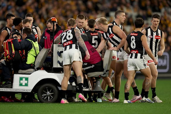 Les joueurs de Collingwood montrent leur inquiétude pour son coéquipier Jeremy Howe, qui a blessé et étiré du sol dans les premiers moments du match de jeudi soir contre Hawthorn.