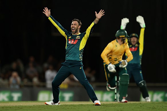 Glenn Maxwell d'Australie fait appel sans succès pour le guichet de Ryan Rickelton. 