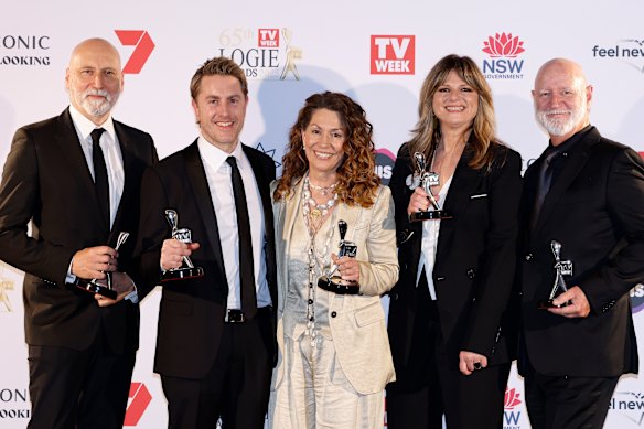 Vincent Sheehan, Tom Peterson, Kitty Flanagan, Julia Zemiro et Glenn Butcher après avoir remporté le Logie du meilleur programme de comédie scénarisé.