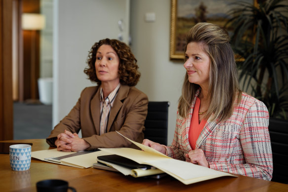 Kitty Flanagan comme Helen Tudor-Fisk et Julia Zemiro comme Roz Gruber à Fisk.