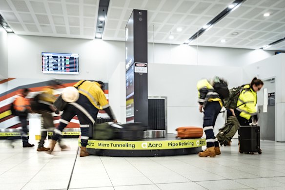 Les travailleurs FIFO arrivent à la maison à l'aéroport de Perth.