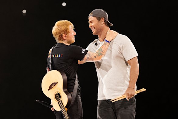 Chris Hemsworth rejoint Ed Sheeran sur scène pour interpréter la chanson en pensant à haute voix devant environ 60 000 fans en Roumanie.