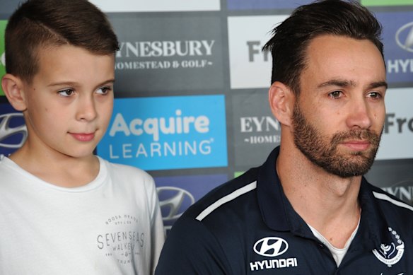 Cody Walker chez son père, l'annonce de la retraite d'Andrew en 2016. Il est sur la bonne voie pour devenir bleu. 