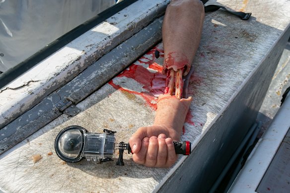 Paul a mordu la prothèse allongée sur le bateau, tenant une came 360.