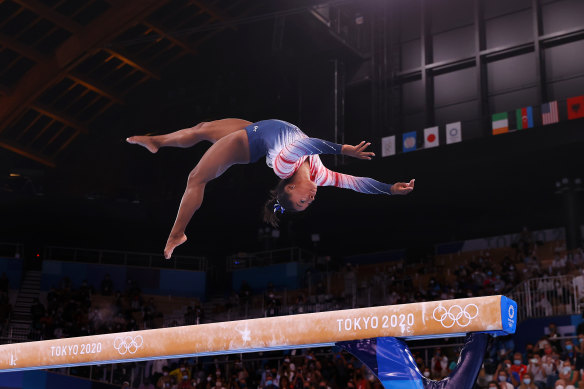 Simone Biles en action lors de la finale du faisceau d'équilibre des femmes à Tokyo.
