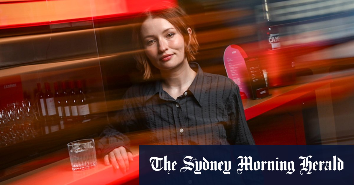 L'acteur Emily Browning embrasse le côté drôle de l'échec avec un autre coup