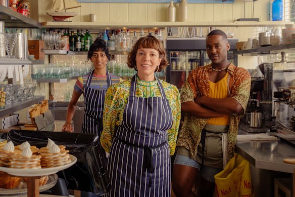 Sunita Mani, Olivia Colman et Ncuti Gatwa dans The Roses, qui suit les retombées conjugales qui suit le succès culinaire de son personnage.
